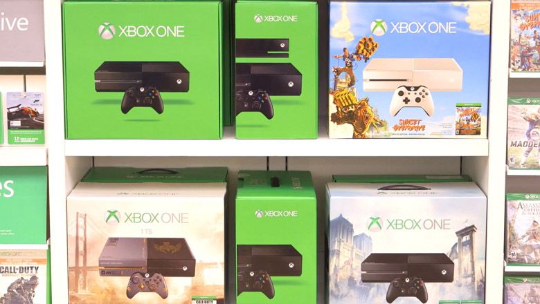 Xbox One + 2 hry + 2 ovládače + 1 rok Xbox Live Gold za 350 dolárov